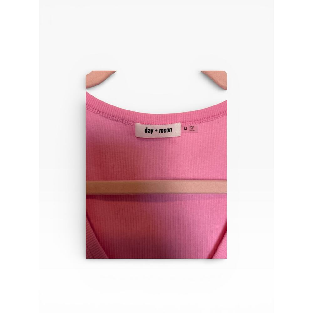 Day+Moon Women's Medium Solid Pink Short Sleeve Ruffle V-Neck Bodysuit - Picture 7 of 8